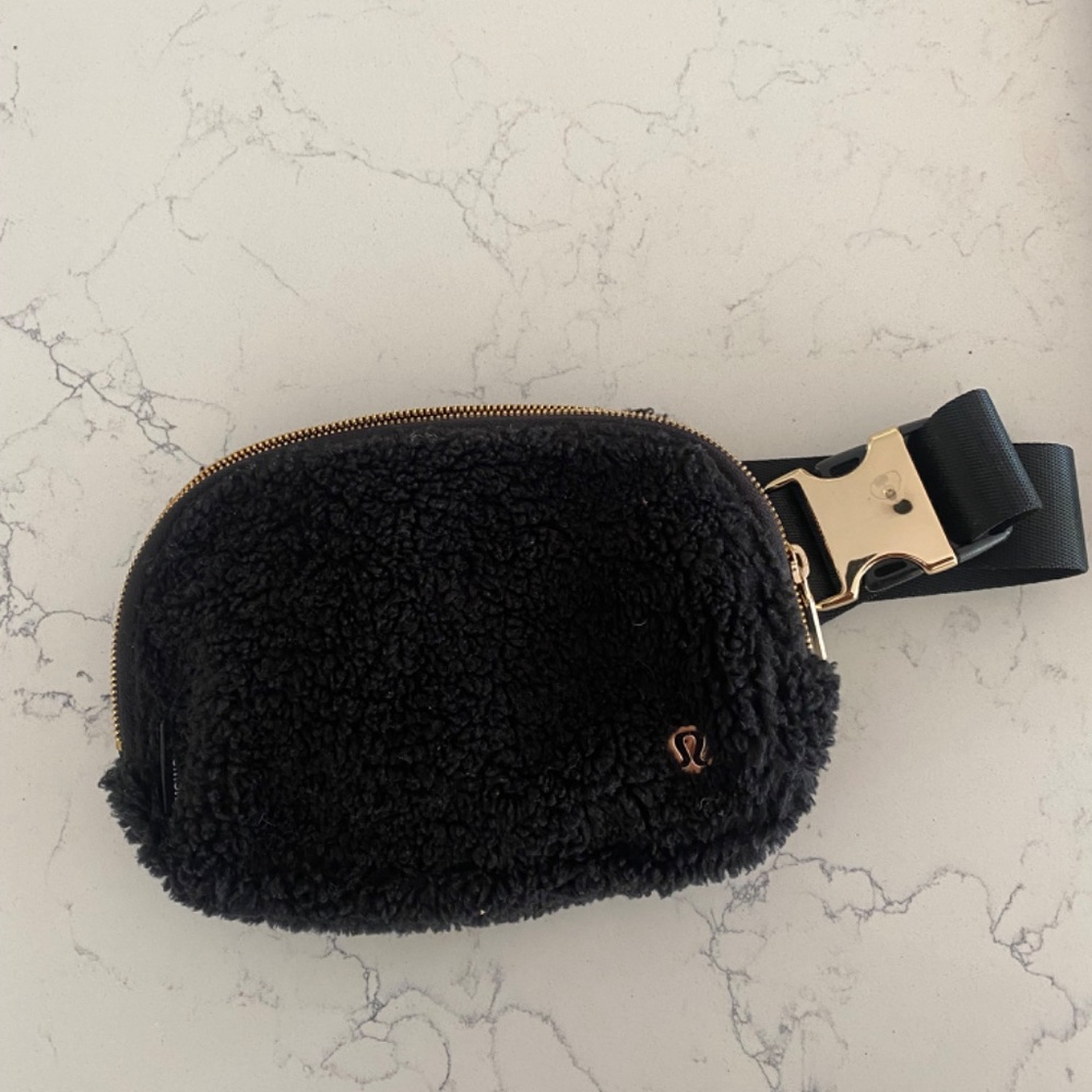 Lululemon black everywhere belt bag - Picture 3 of 6